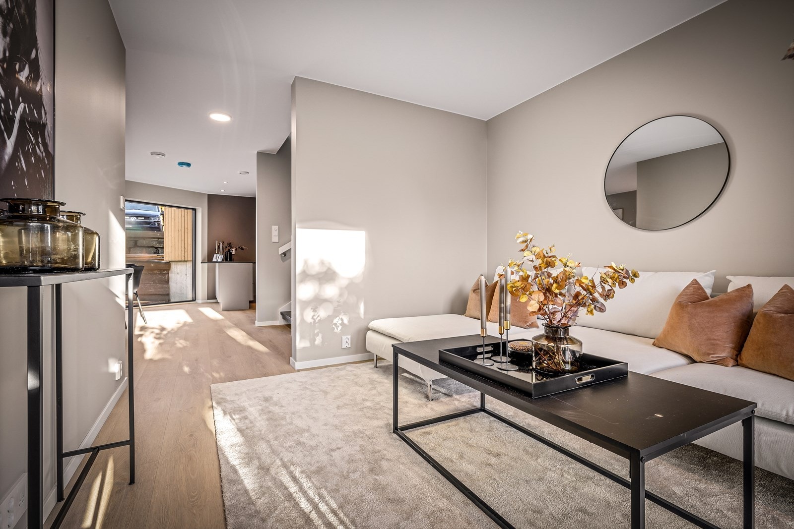 Stuen er lys og romslig med god plass til sittegruppe. Galleribilde