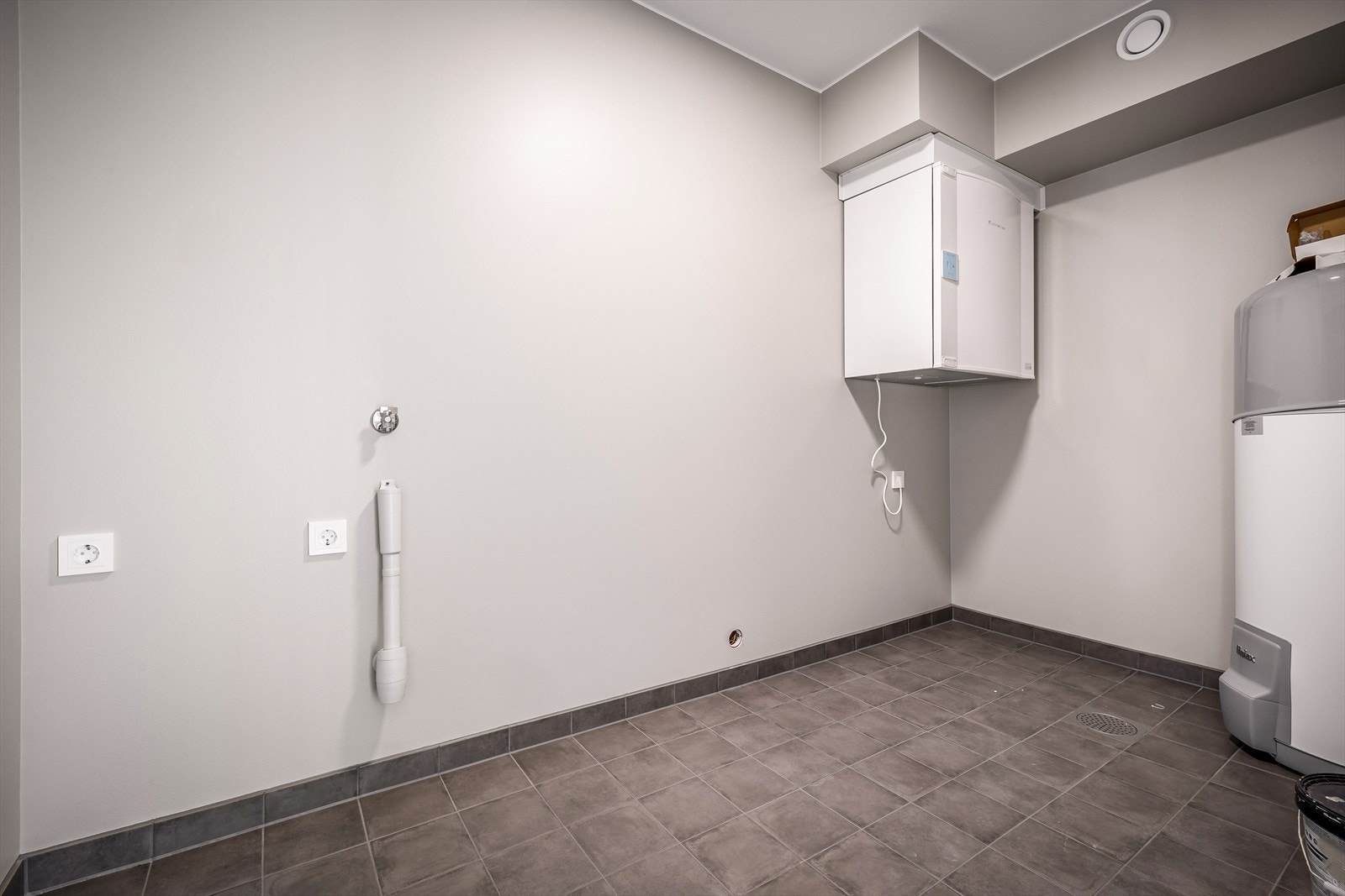 Vaskerom med god plass til vaskemaskin og tørketrommel. Galleribilde