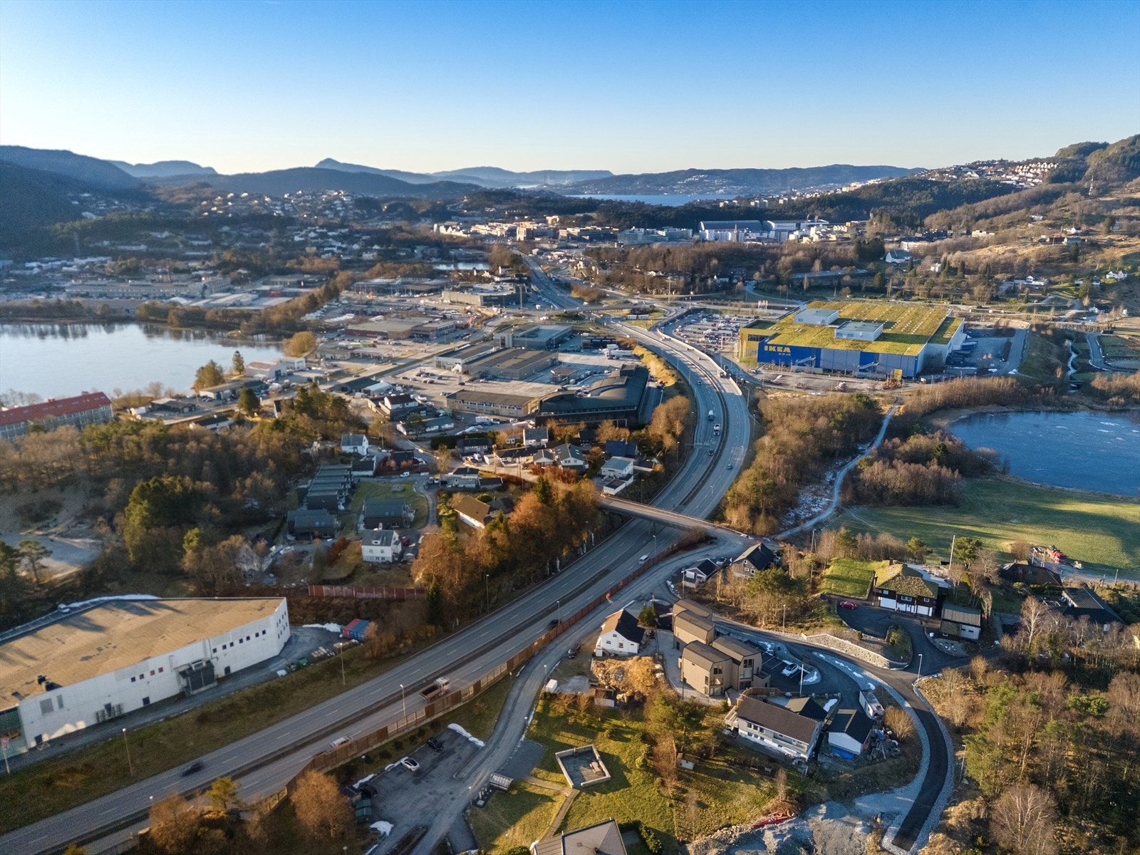 Her har du gangavstand til alt man trenger i hverdagen som, servicetilbud, skole, barnehage og offentlig transport. Galleribilde