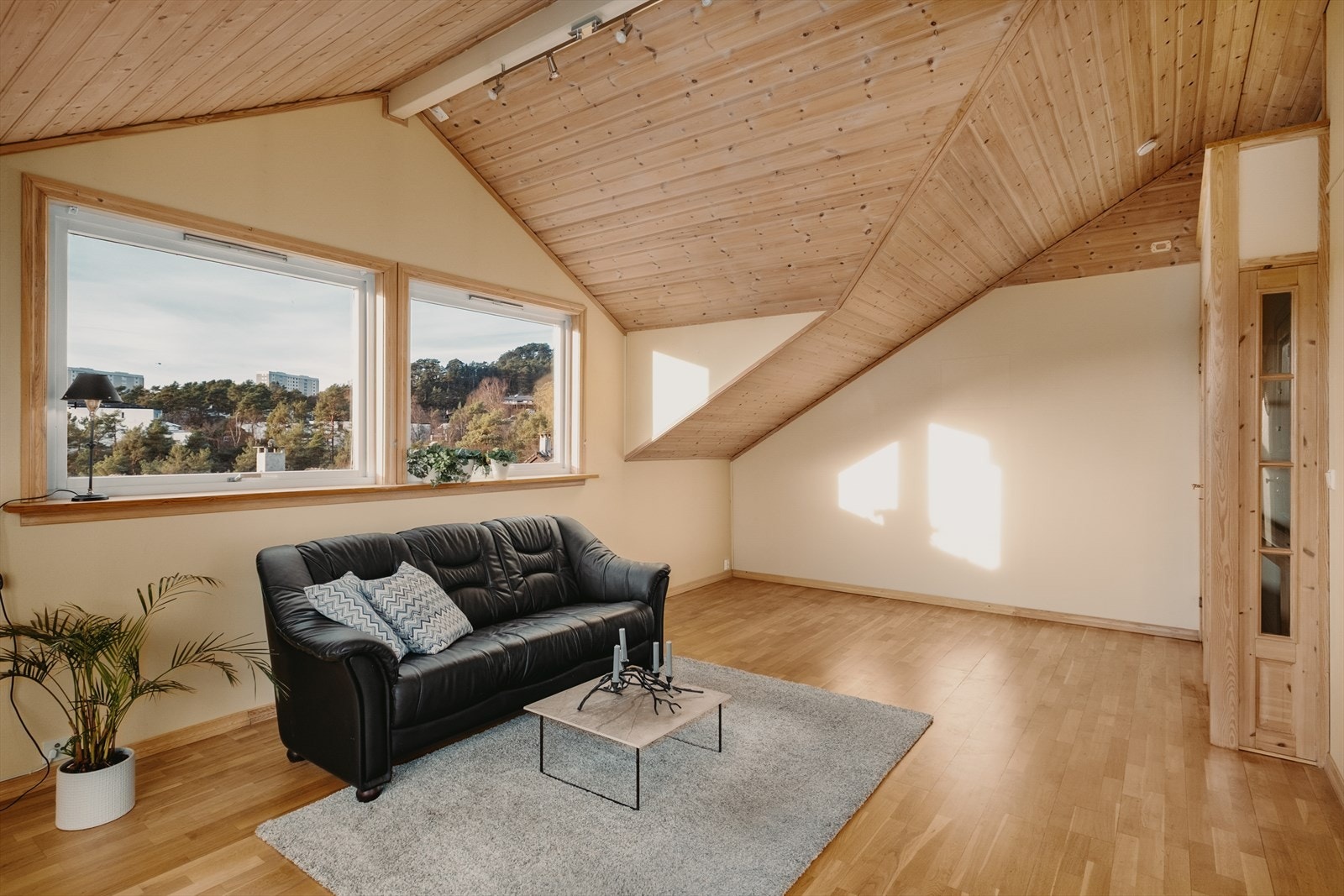 Romslig loftsetasje. Galleribilde