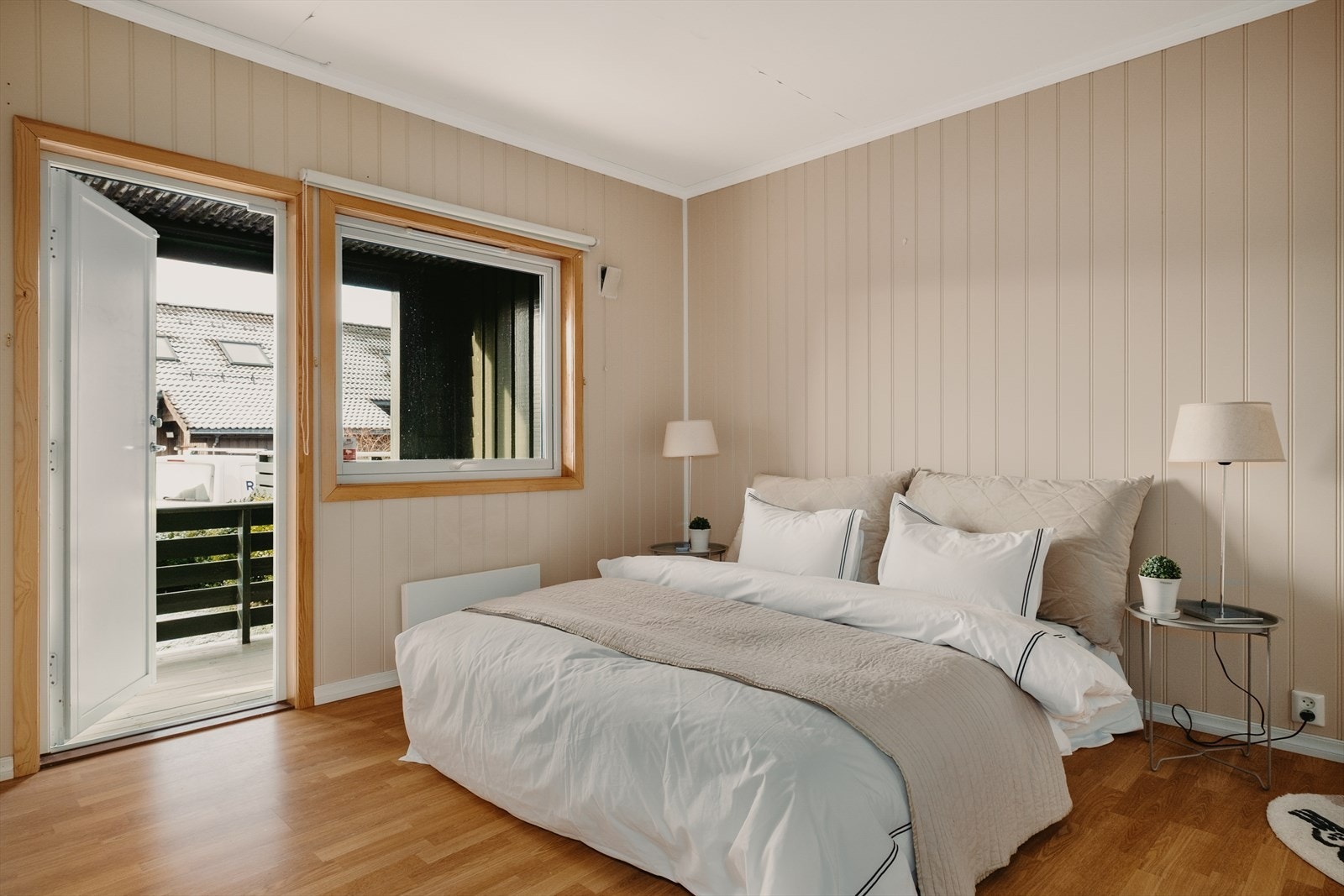 Soverom #3 har god garderobeplass og utgang til terrasse. Galleribilde