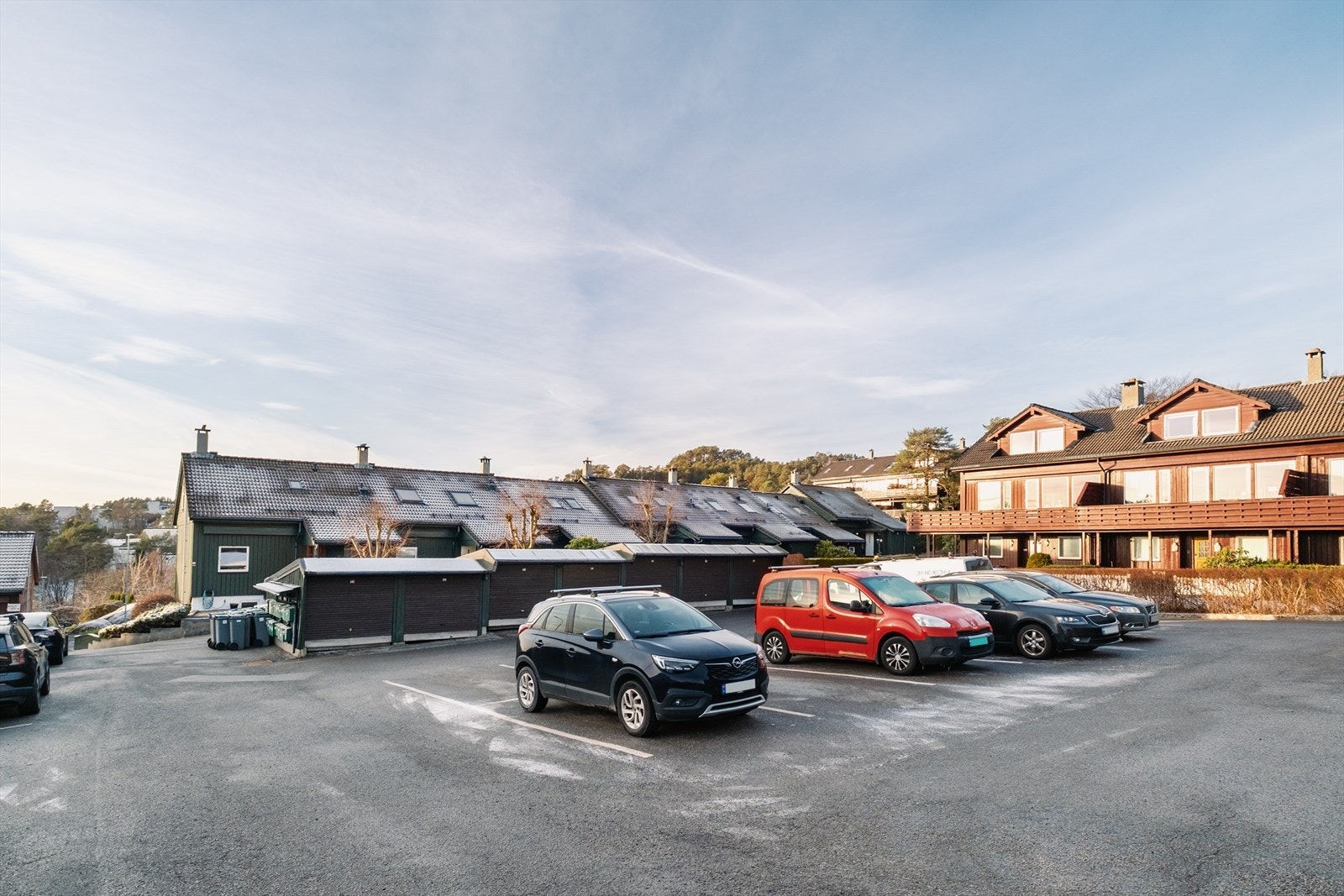 Parkeringsplasser like ved boligen. Galleribilde