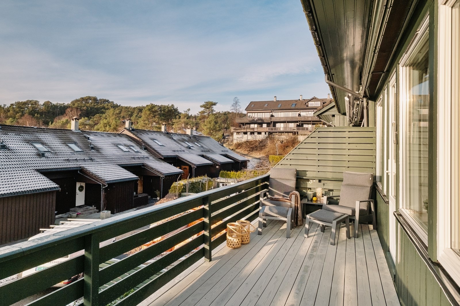 Altan utenfor stuen med sol fra ca kl. 14 og frem til ca. kl. 22.00 midtsommers. Galleribilde