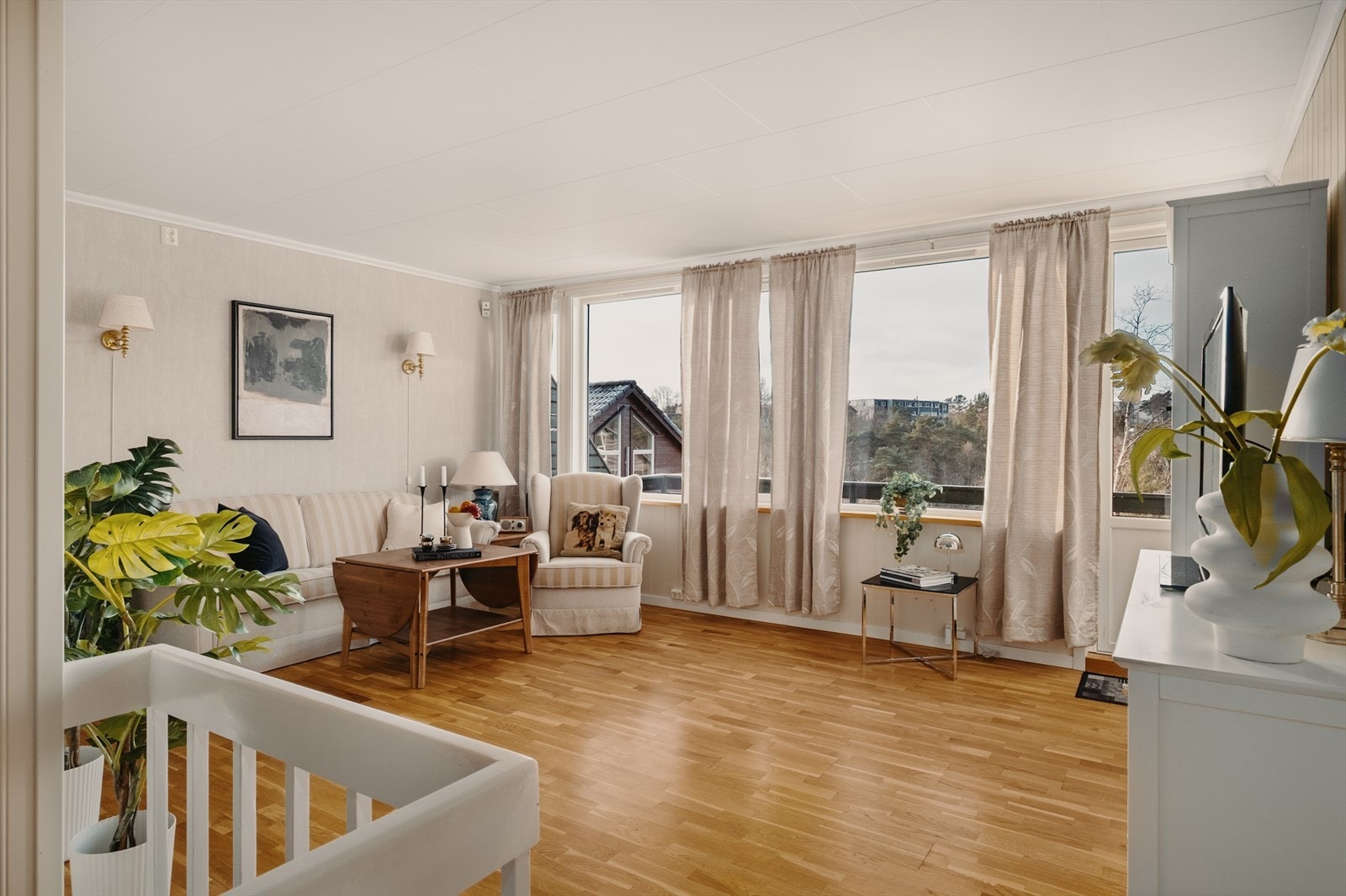 Store vindusflater som gir godt med naturlig lysinnslipp. Galleribilde