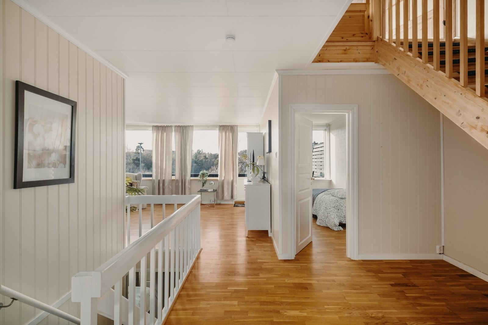 Gang mellom kjøkken og stue. Inngang til soverom i hovedetasjen. Galleribilde