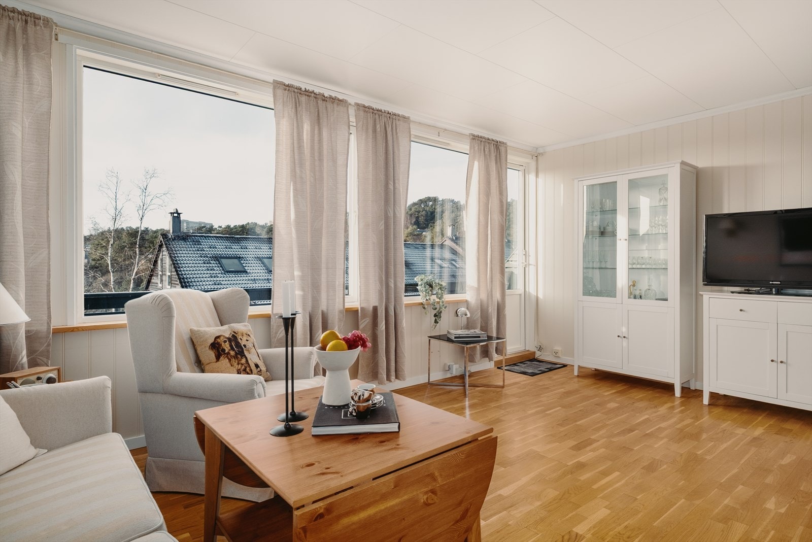 Romslig stue med utgang til altan på 15 kvm. Galleribilde