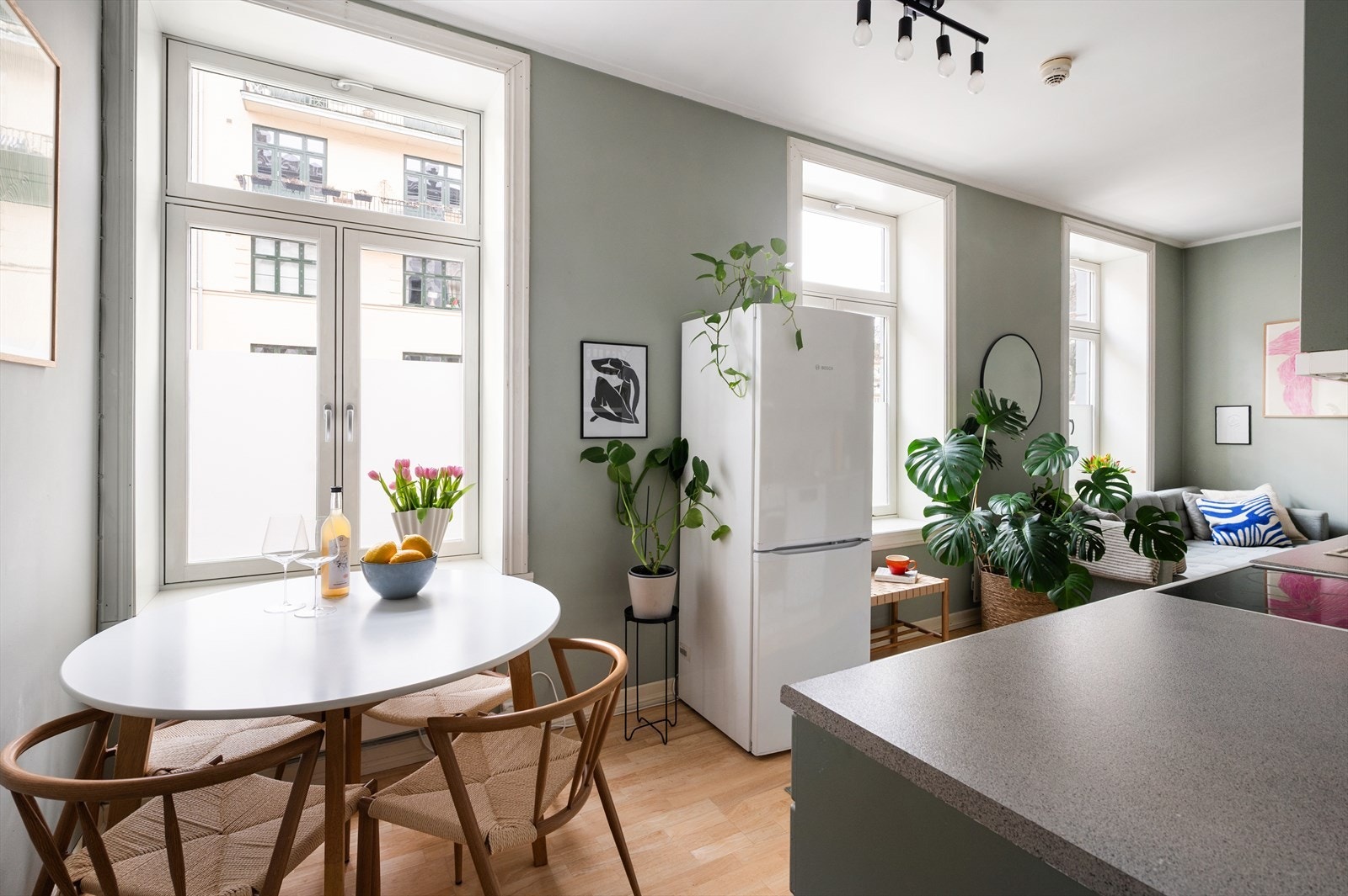 Kjøkkenet har en hyggelig spiseplass ved vinduet. Galleribilde