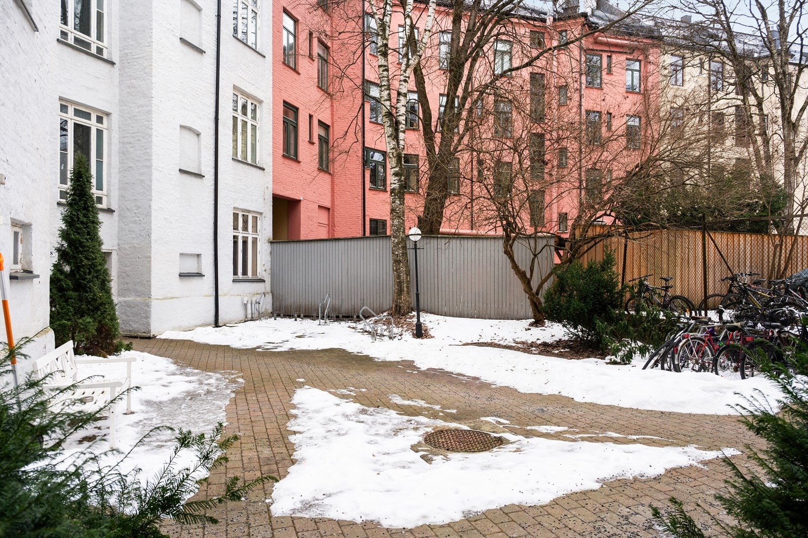 Hyggelig, felles gårdsrom med sykkelparkering og sittegrupper. Galleribilde