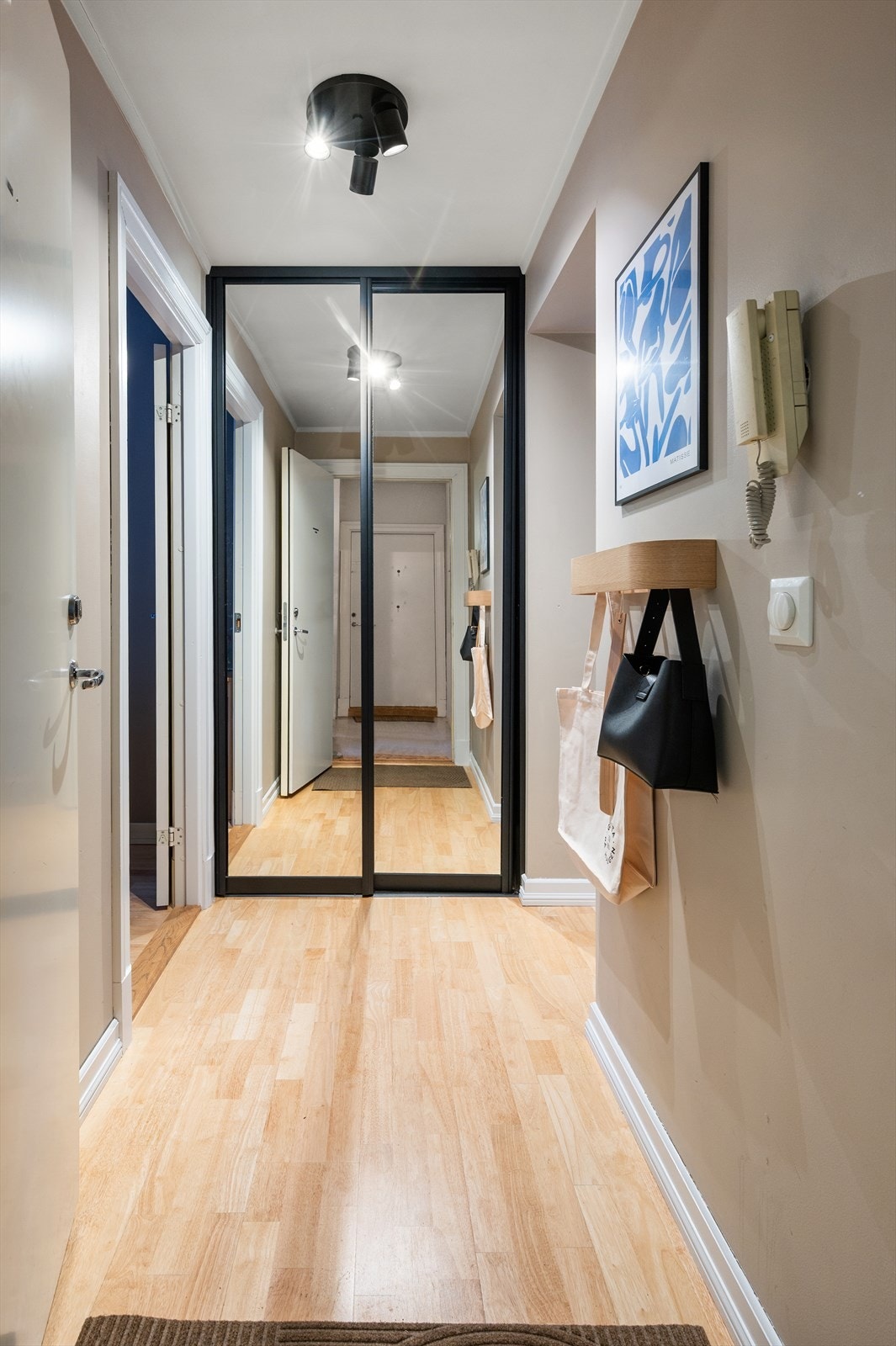 Innbydende entrè som gir et godt førsteinntrykk av boligen. Her ble det i 2023 satt inn speil - skyvedørsgarderobe som gir godt med lagring for yttertøy. Galleribilde