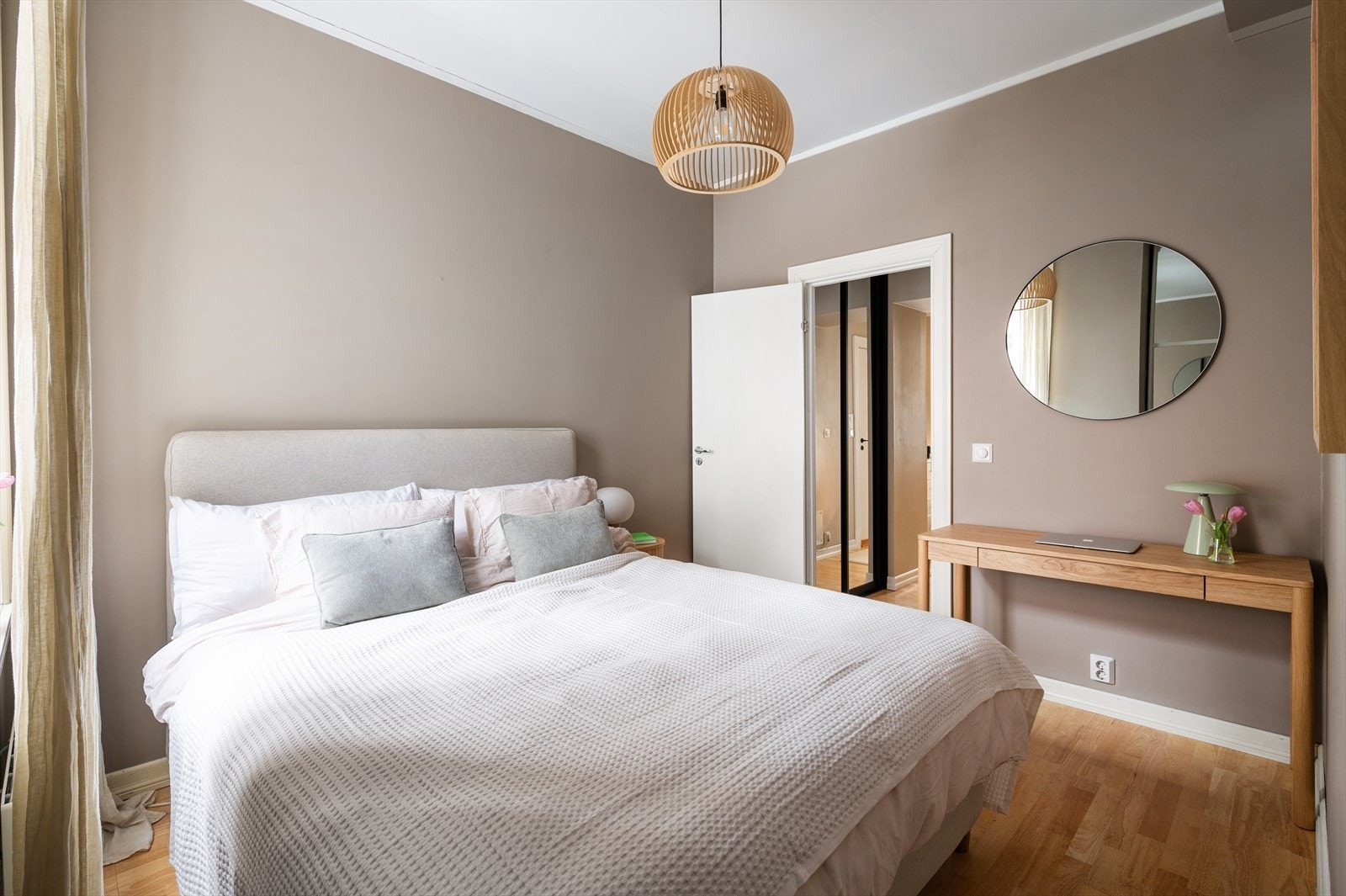 Soverommet vender mot en skjermet og rolig bakgård, med grønt utsyn i sommerhalvåret. Galleribilde