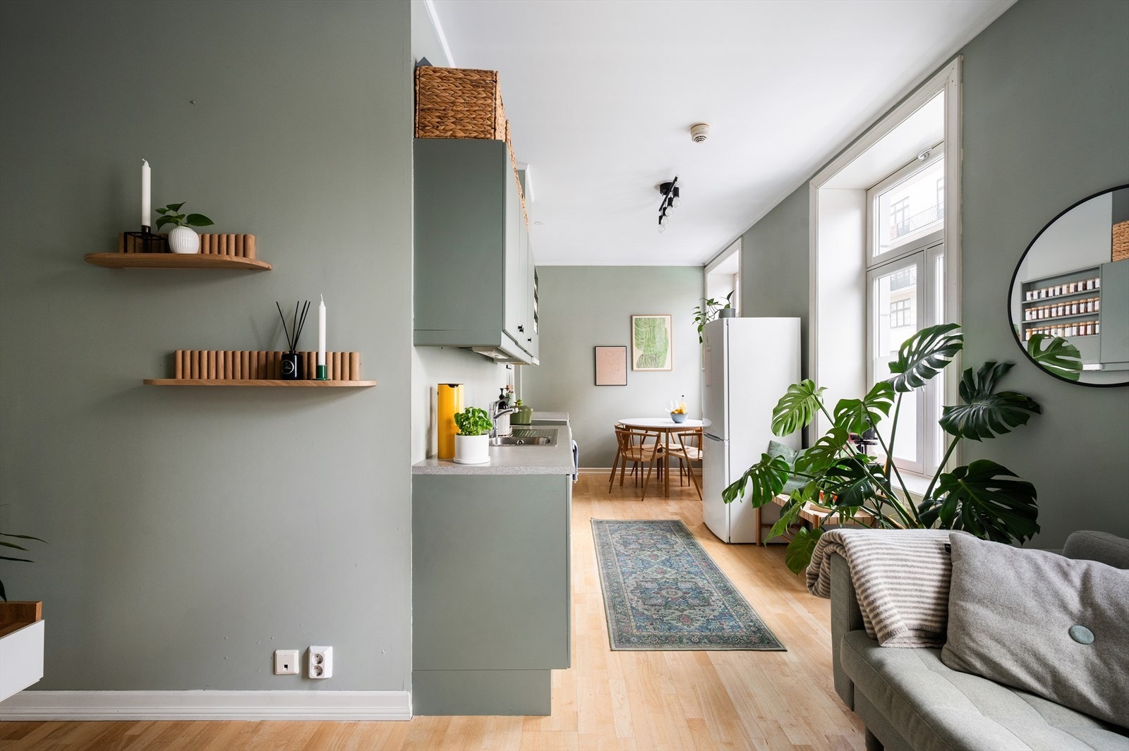 Kjøkken og stue er utformet i en åpen løsning med en svært god romfølelse, hvor sonene oppleves som tydelig adskilt og funksjonelle. Galleribilde