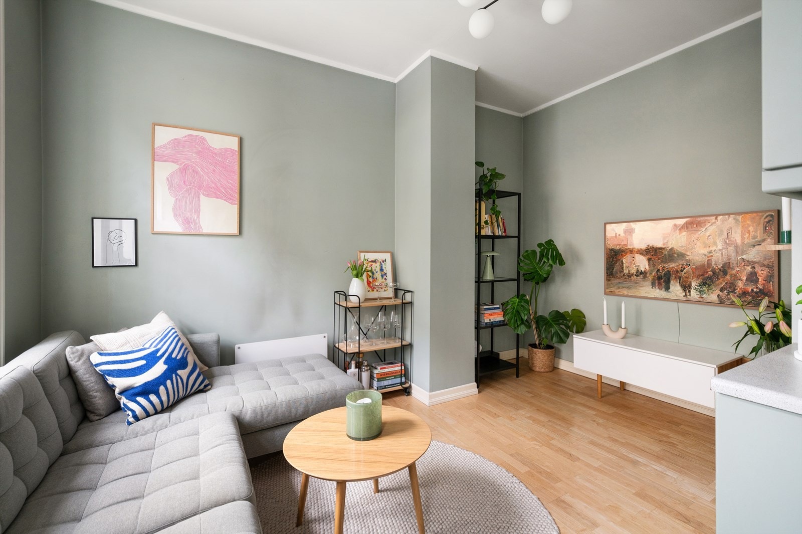 En lys og pen 2-roms med attraktiv beliggenhet i en sjarmerende og klassisk bygård på Torshov. Galleribilde