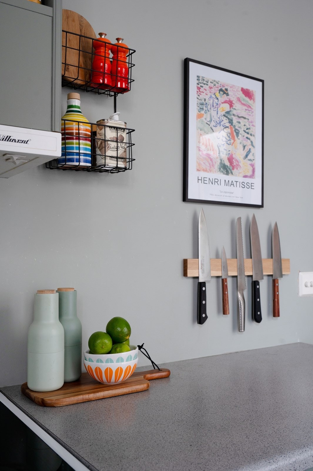 Kjøkkenet ble malt i 2024 og det ble også satt in ny komfyr i dette tidsrommet. Galleribilde