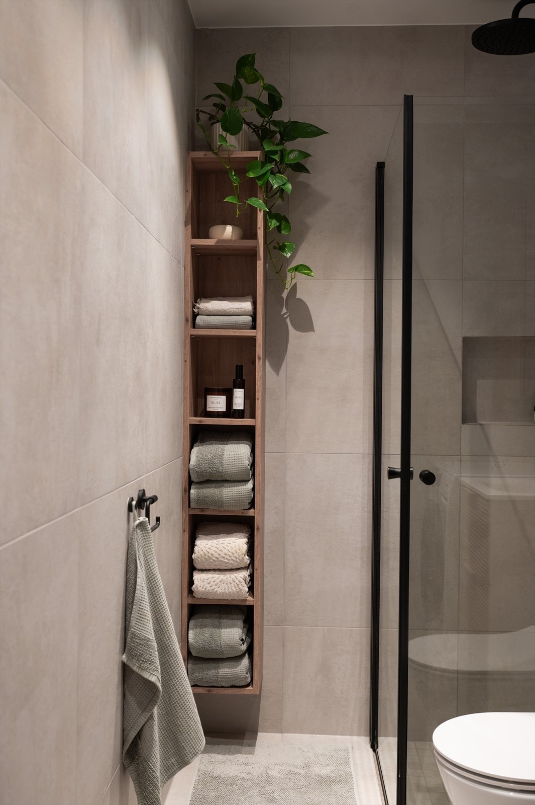 Badet er oppgradert med ny sluk, membran og rør-i-rør-system, flislagte overflater og elektrisk gulvvarme. Galleribilde