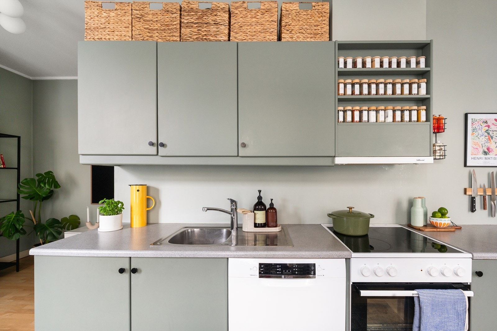 Innredningen består av slette fronter og rikelig med oppbevaringsplass i skuffer, underskap samt overskap og hyller. Galleribilde