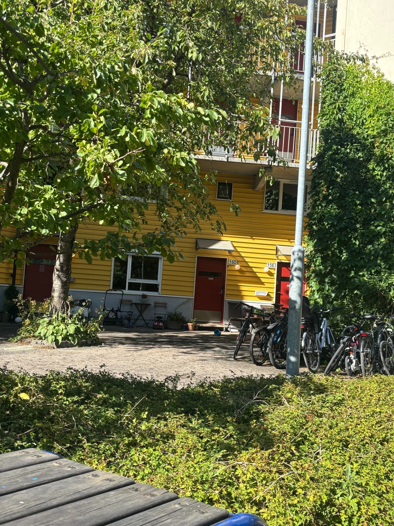 Egen inngang fra hyggelig og bilfritt tun. Galleribilde