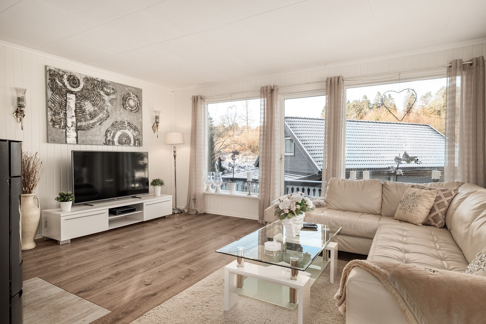 Stue i 2.etasje med peisovn og utgang til altan. Galleribilde