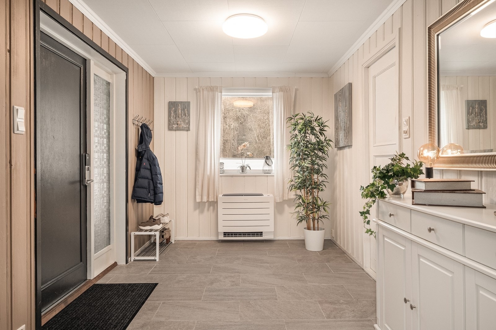 Fliser på gulvet og varmepumpe i front. Galleribilde