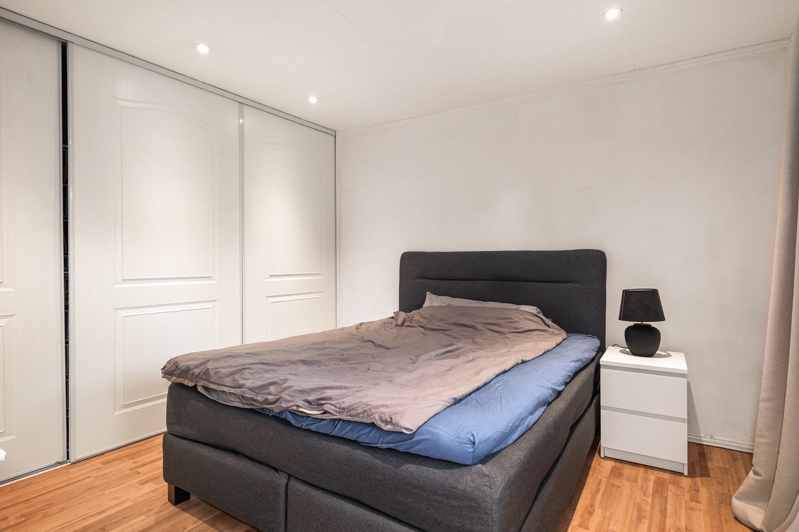 Soverom med stor garderobe. Galleribilde