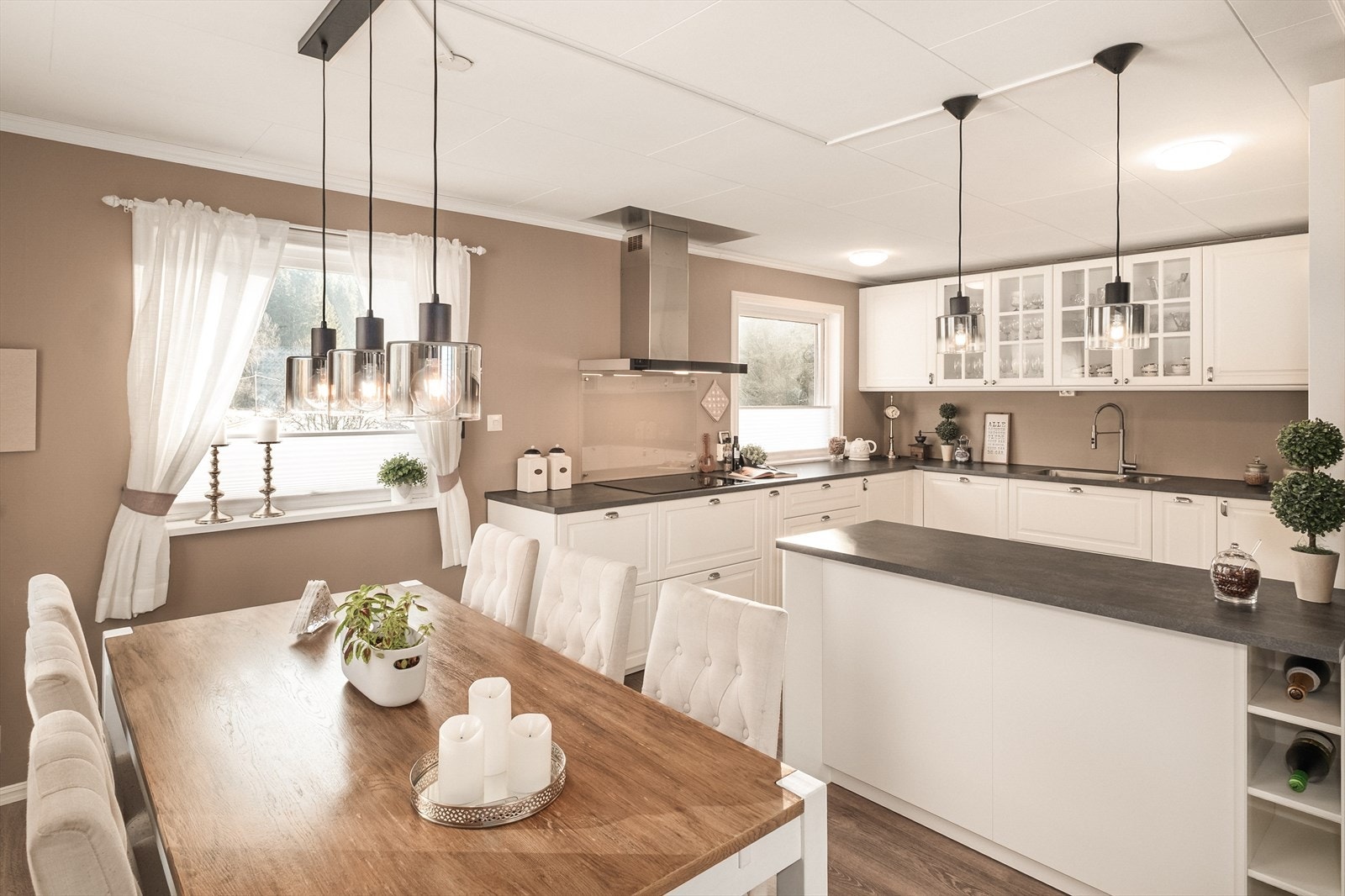 Nyere kjøkken fra ikea med integrerte hvitevarer. Kjøkkenet har god benkeplass med øy. Plass til stort spisebord. Galleribilde