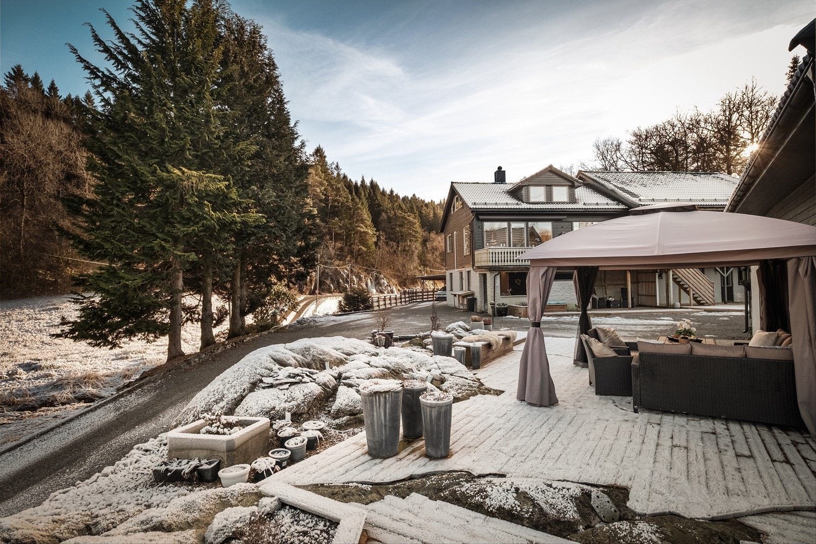 Fine terrasser foran og ved siden av garasje. Galleribilde