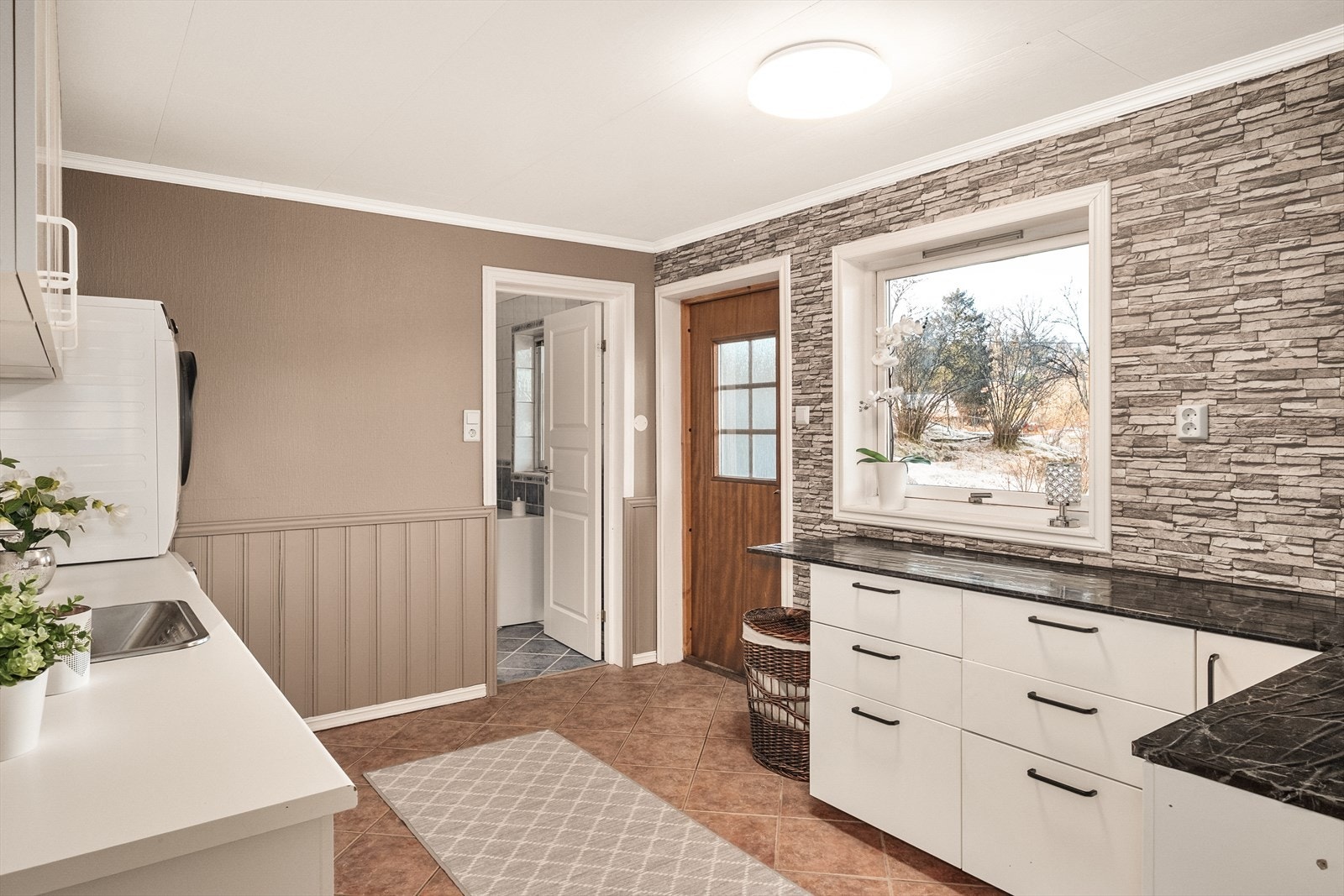 Vaskerom med tilkomst via trapp til gårdsplass. Galleribilde