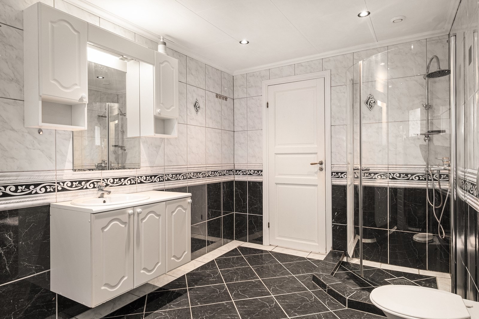 Bad med dusj og vegghengt toalett Galleribilde