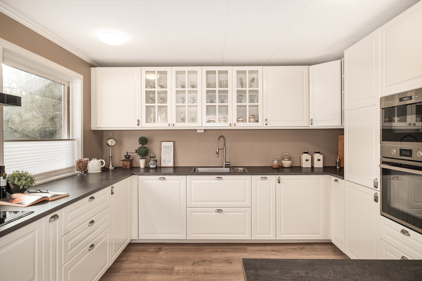 Masse skapplass - Integrert kjøleskap/frys, stekeovn, micro, oppvaskmaskin og induksjonsplatetopp. Galleribilde