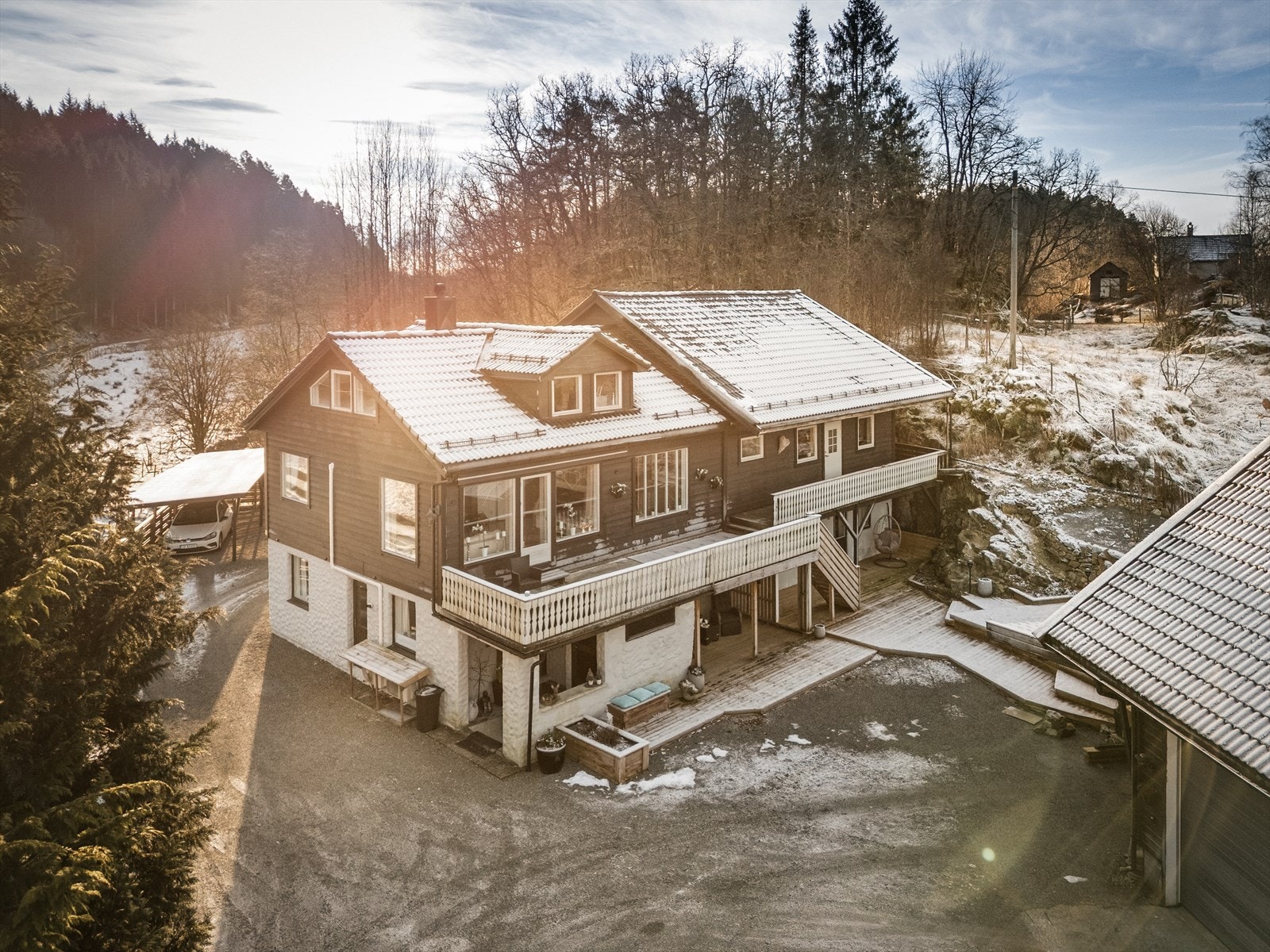 Det er stor gårdsplass, flere terrasser og altaner. God boltreplass for hele familien. Galleribilde