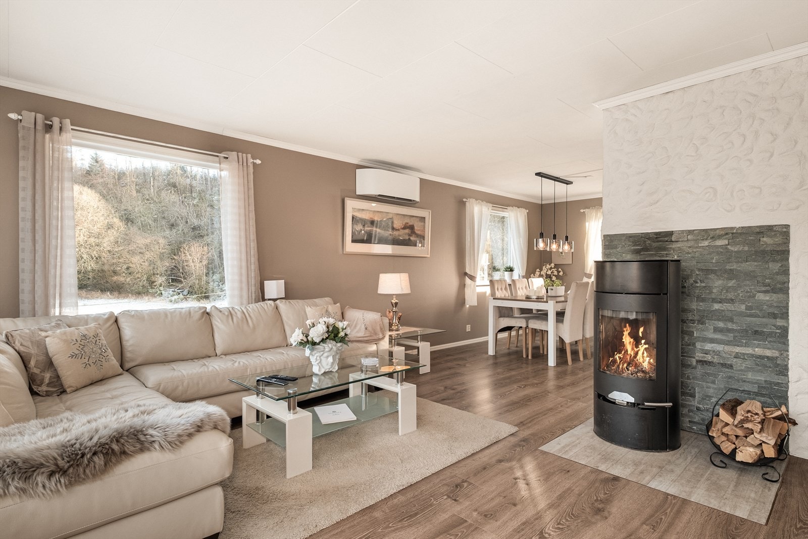 Oppvarming med både vannbåren varme, 2 varmepumper og peisovn. Galleribilde