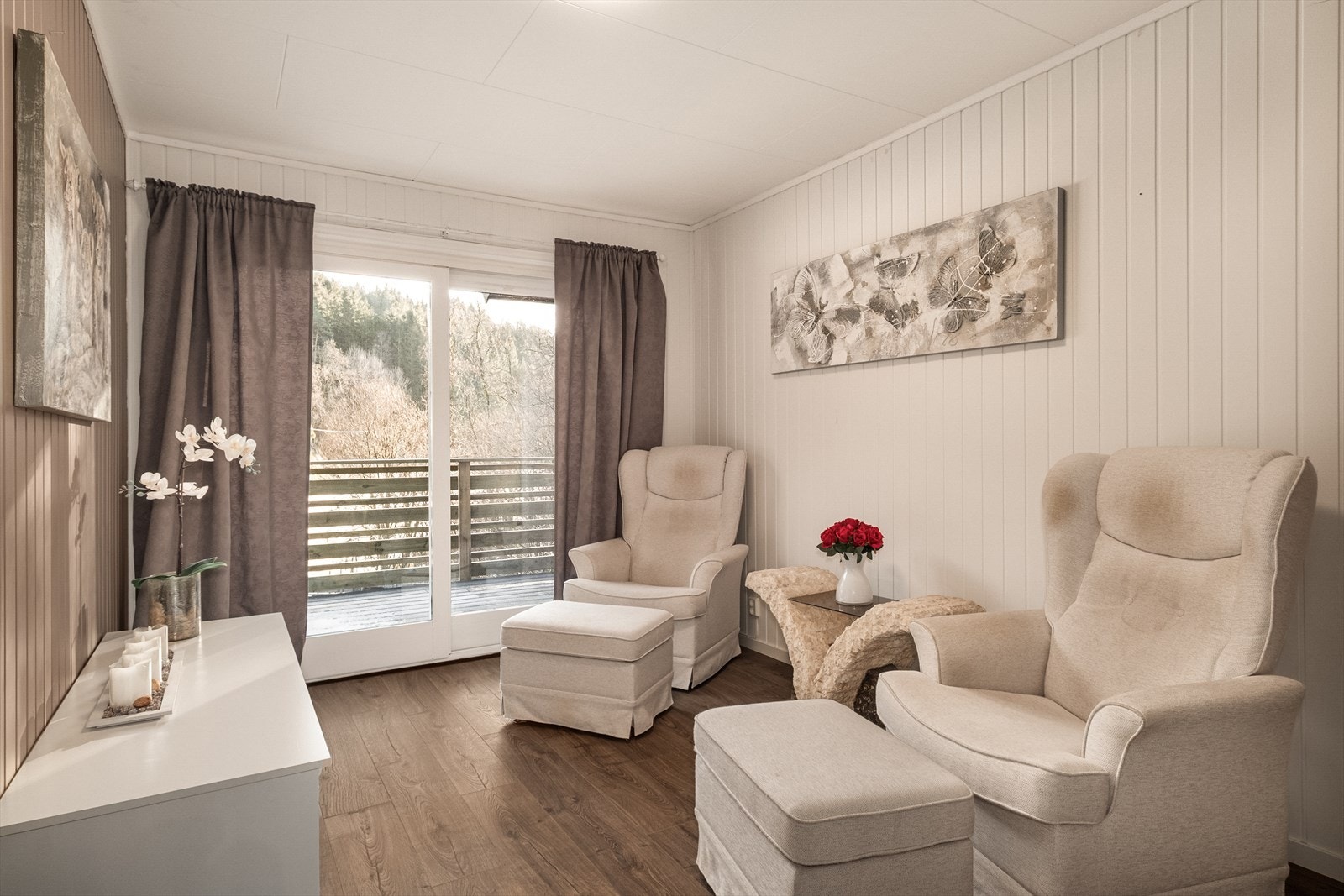 Soverom 1 med utgang via skyvedør til altan med morgenssol. Galleribilde