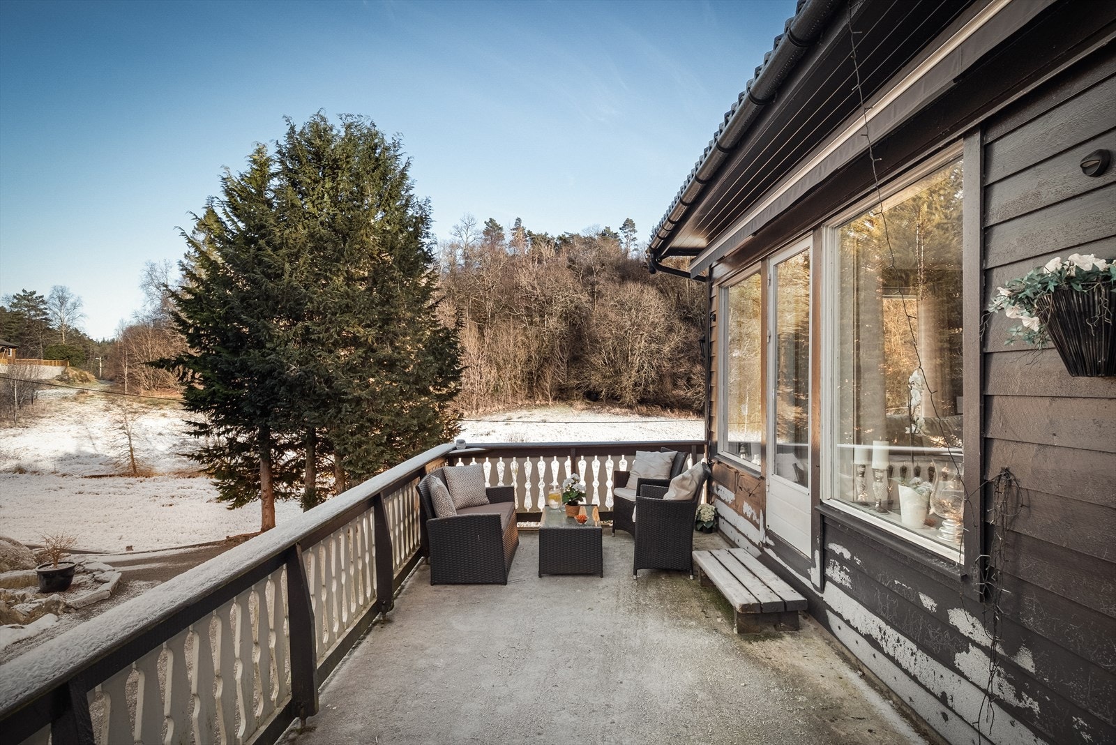 Altan med ettermiddag/kveldssol om sommeren. Tilkomst til gårdsplass. Galleribilde