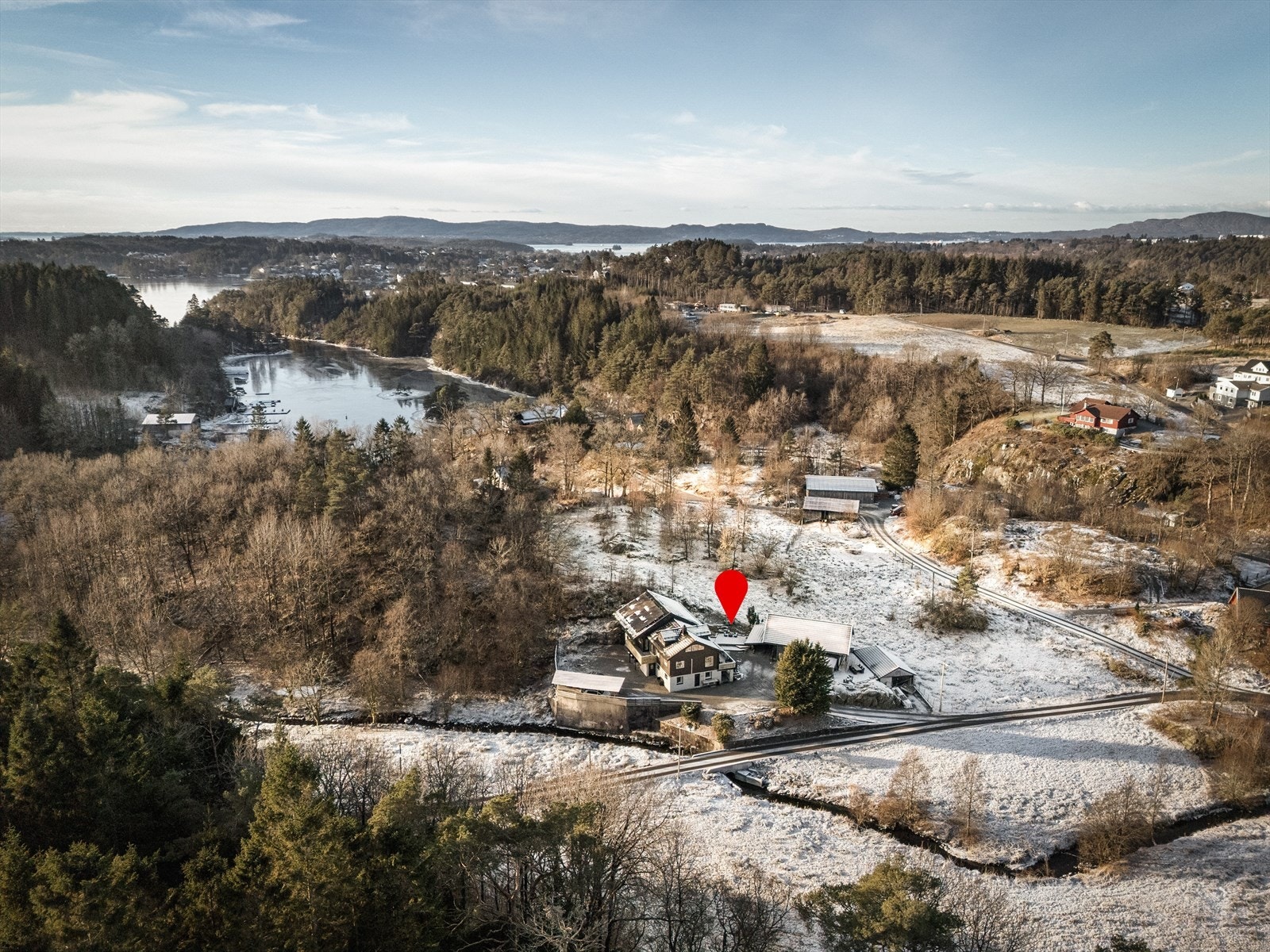 Landlig og naturskjønne omgivelser. Fra boligen tar det ca 7-10 min i bil til barnehager og skoler i alle alderstrinn. Samme avstand til restauranter, kino og butikker i Laguneparken. Galleribilde