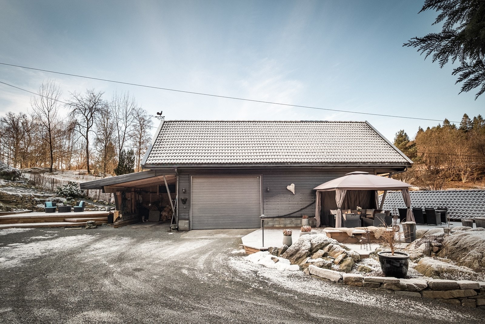 Garasje 1 har carport på siden. Selve garasjen er 66 kvm og har et uinnredet loft. Bygget i 2005. Galleribilde