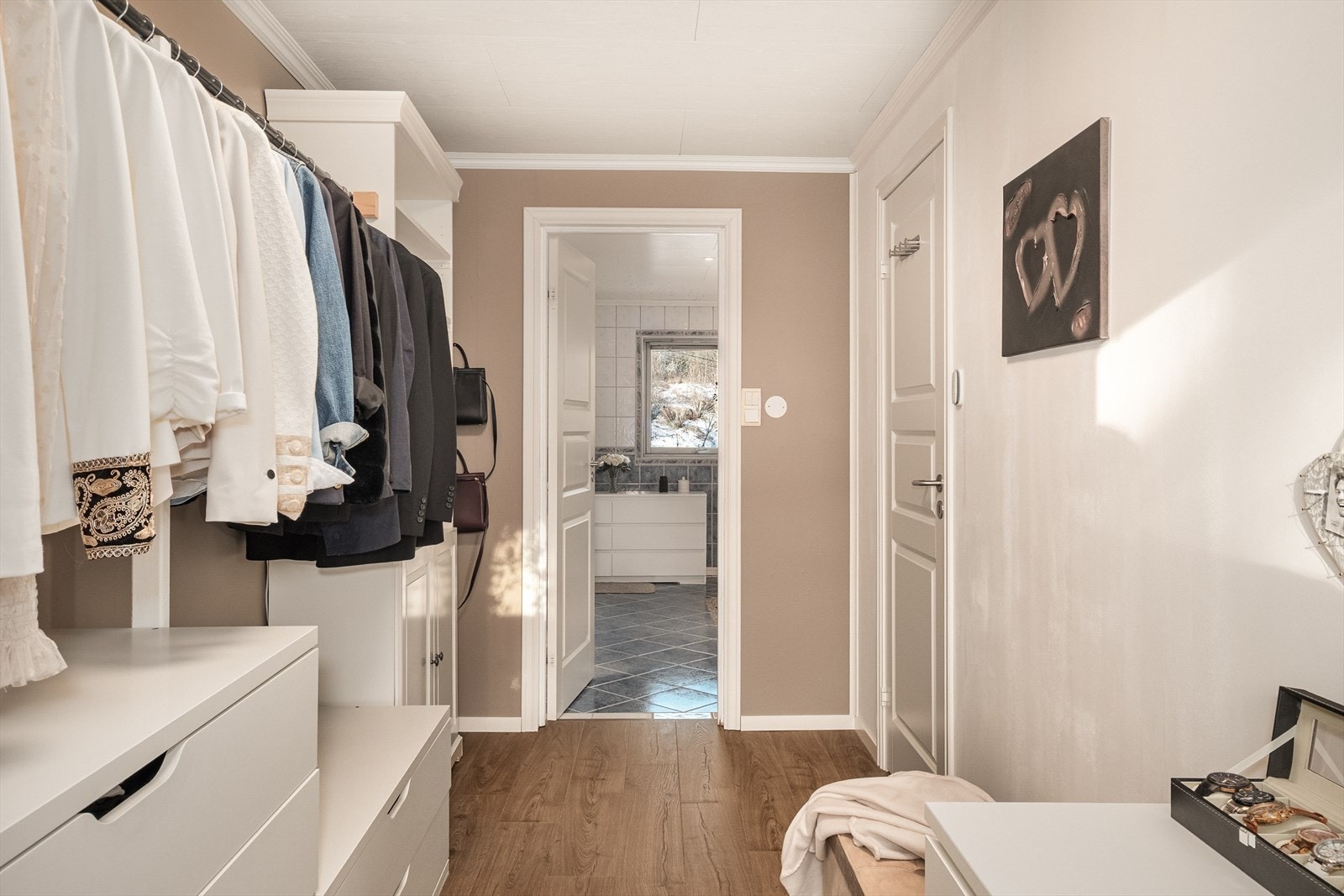 Tilkomst til bad fra garderobe. Galleribilde