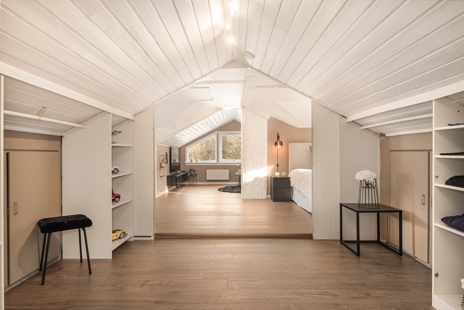 Soverom og kontor samt lagringsplass langt veggene. Galleribilde