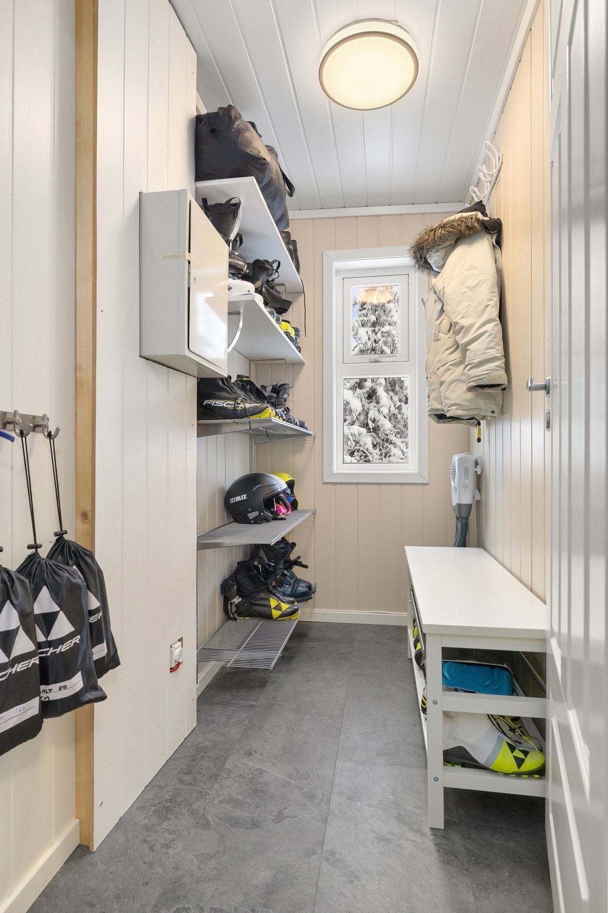 God lagringsplass til turutstyr og vinterklær. Galleribilde