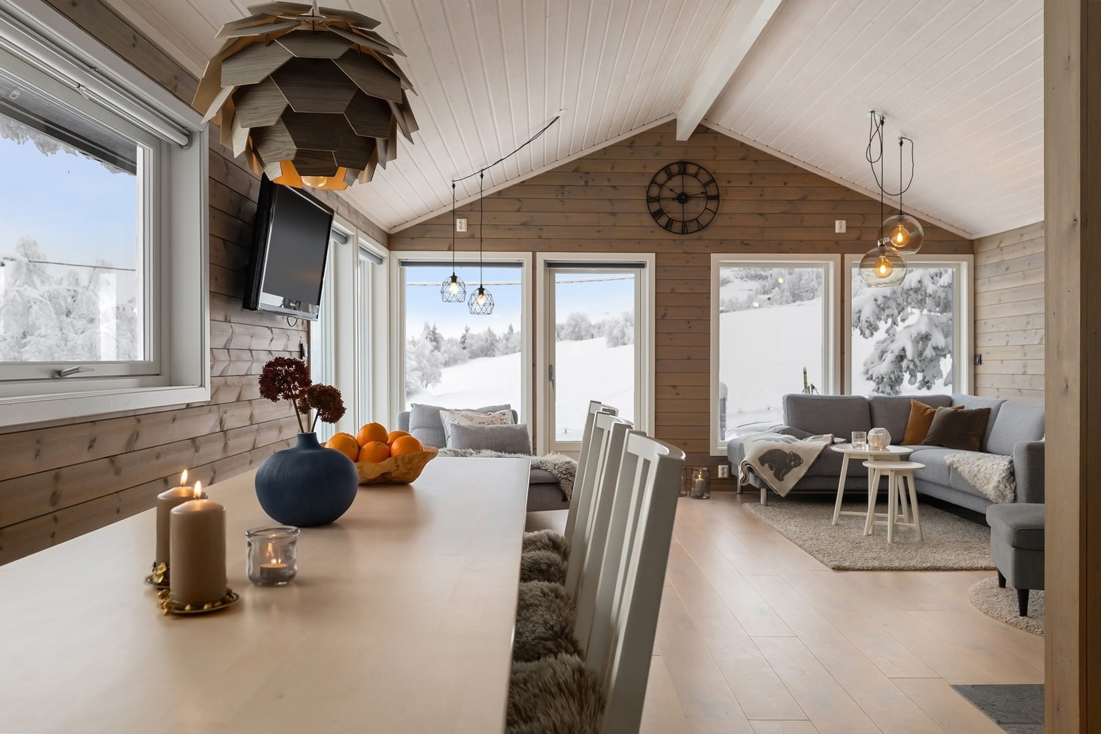 Hyggelig spiseplass med utsikt i alle retninger. Galleribilde