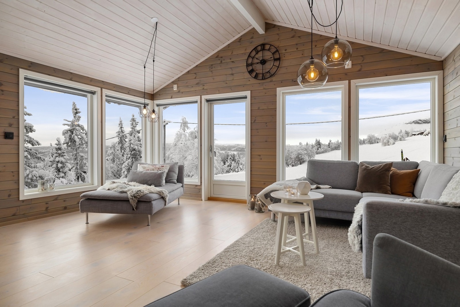 Åpent og lyst oppholdsrom med fantastisk utsikt mot Skeikampen Galleribilde