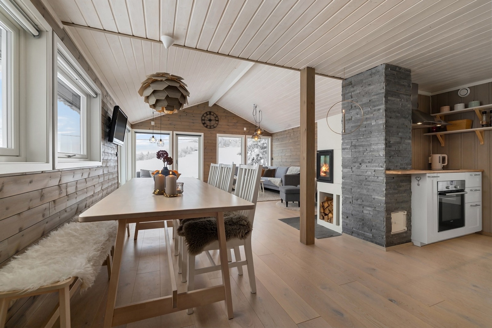 Peiskos og fjellutsikt - ekte hyttestemning. Galleribilde