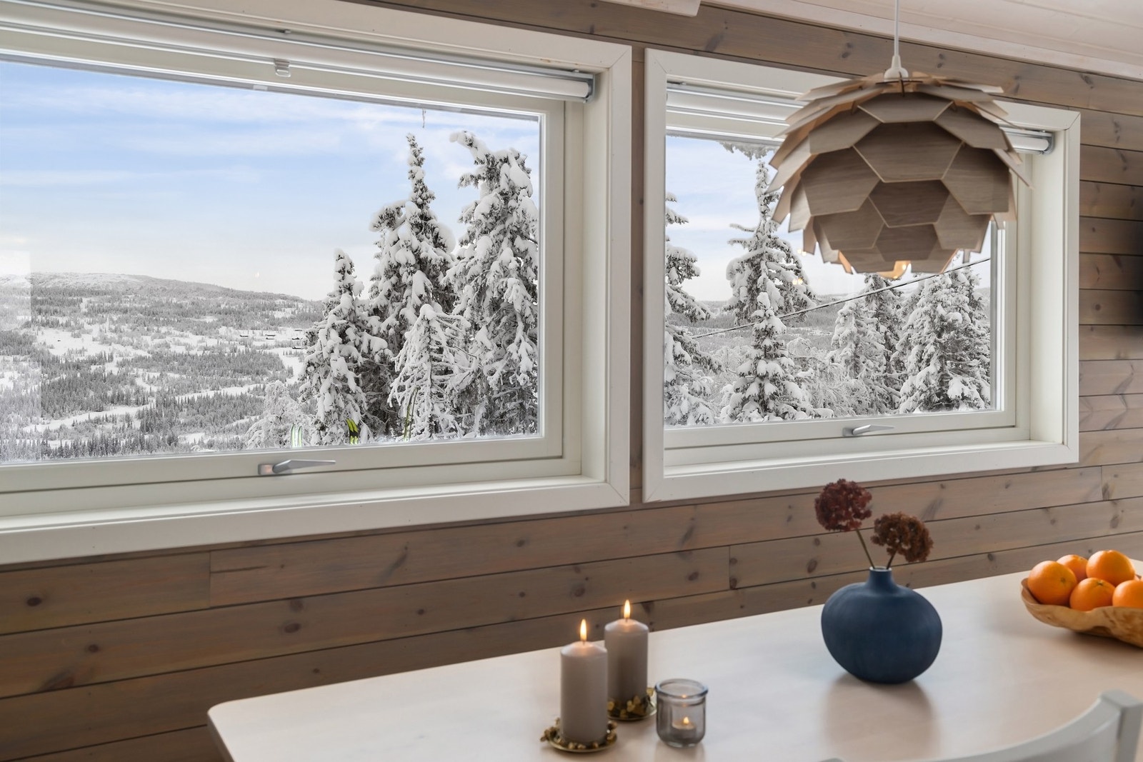 Lys og innbydende spiseplass ved kjøkkenet. Galleribilde