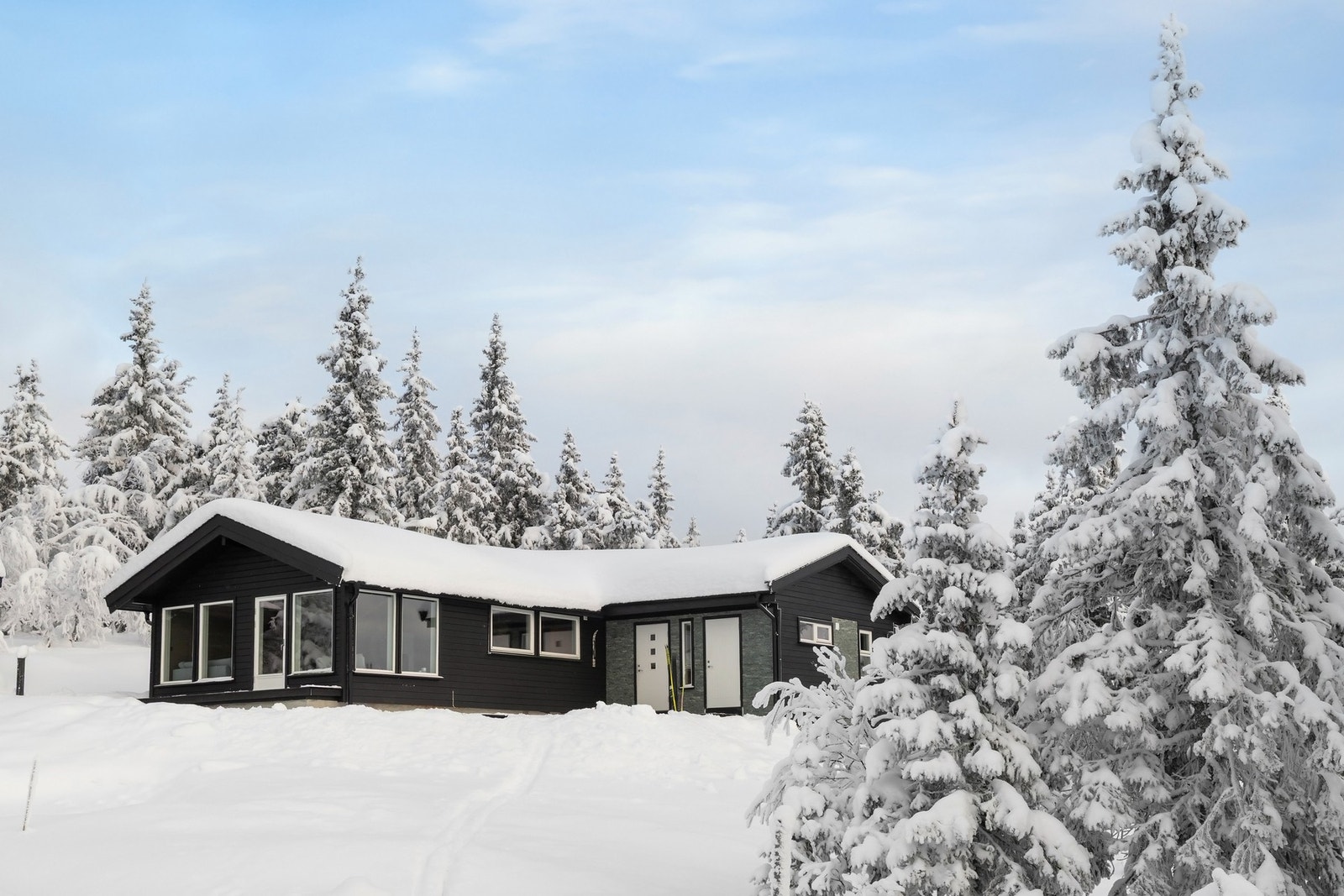 Hytta ligger fritt og usjenert til i vakkert høyfjellsterreng. Galleribilde