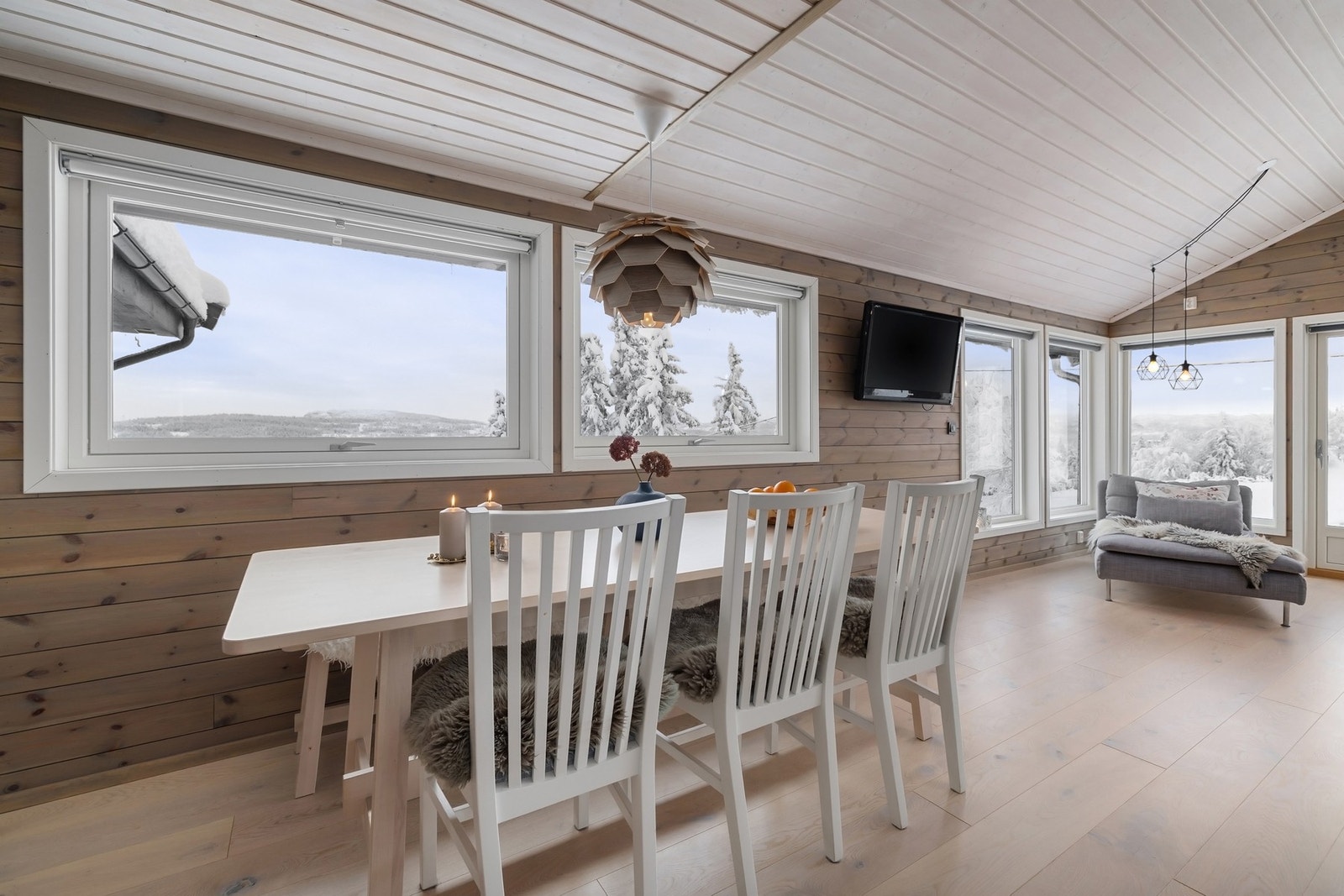 God plass til familie og venner rundt spisebordet. Galleribilde