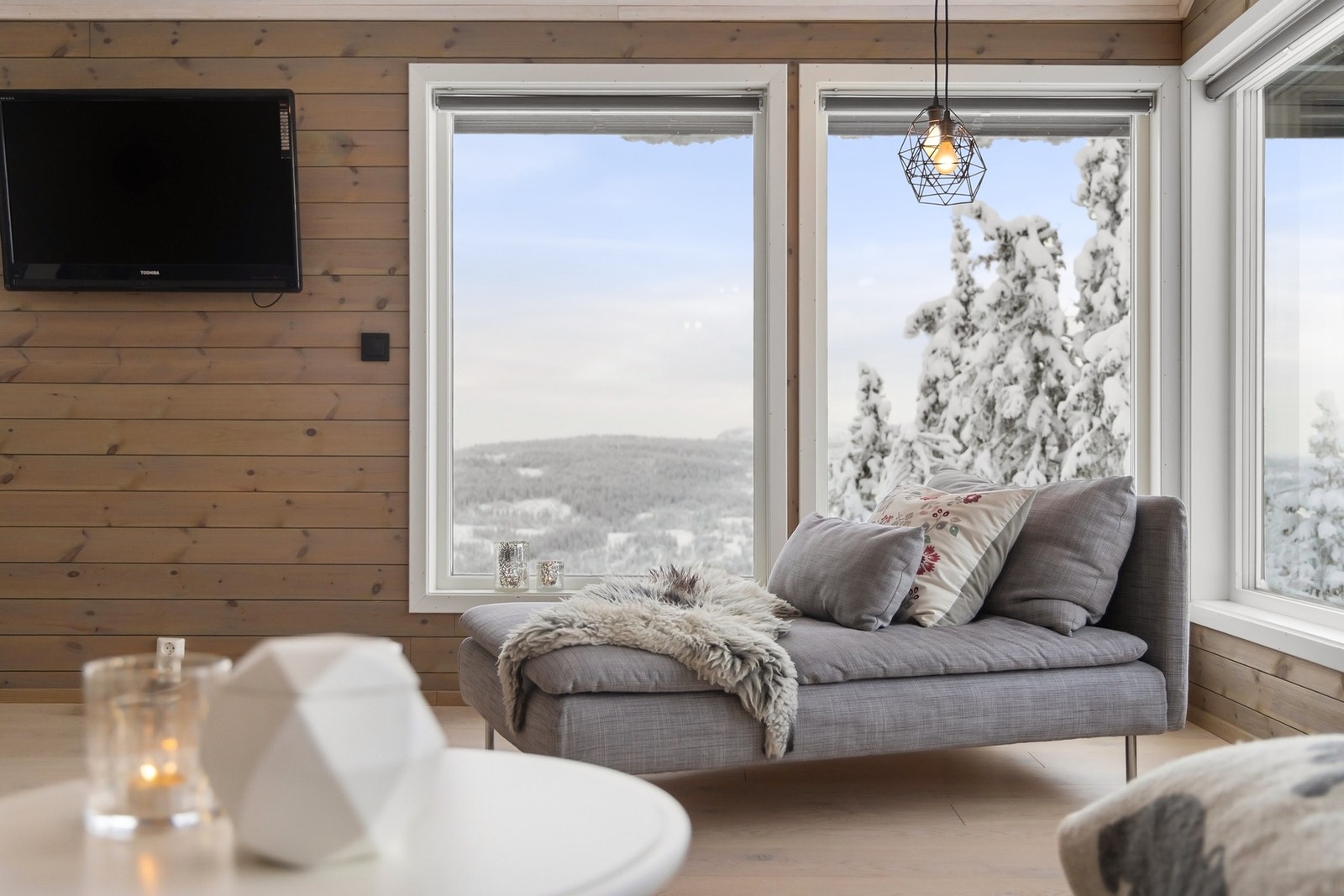 Store vinduer gir rikelig med naturlig lys. Galleribilde