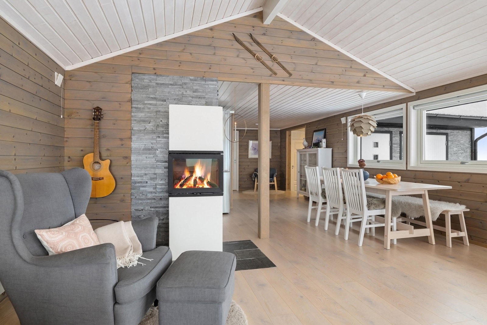 Stemningsfull peis som samlingspunkt på kalde dager. Galleribilde