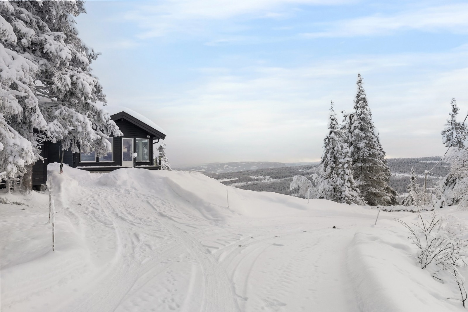 Eventyrlig vinterlandskap rundt hytta. Galleribilde
