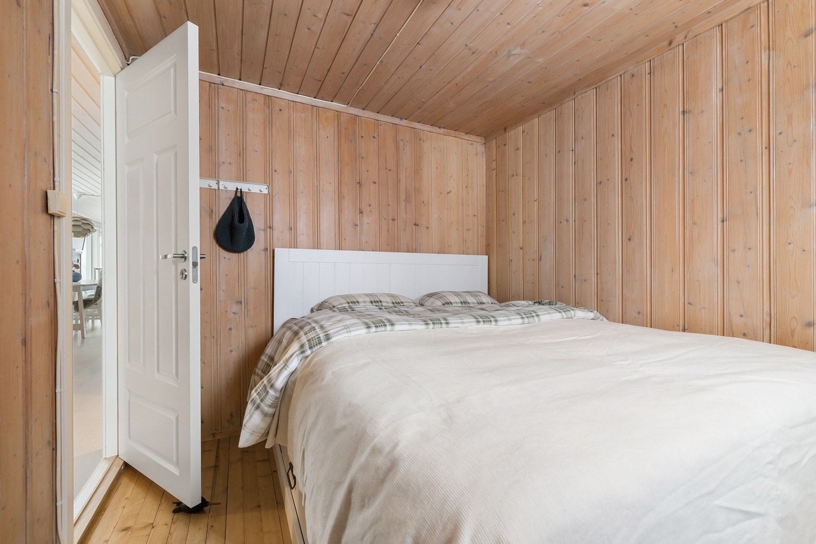 Soverom 1: Hovedsoverom med god plass til dobbeltseng. Galleribilde