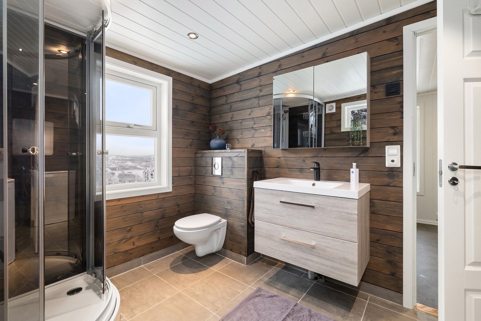 Bad med moderne komfort. Galleribilde