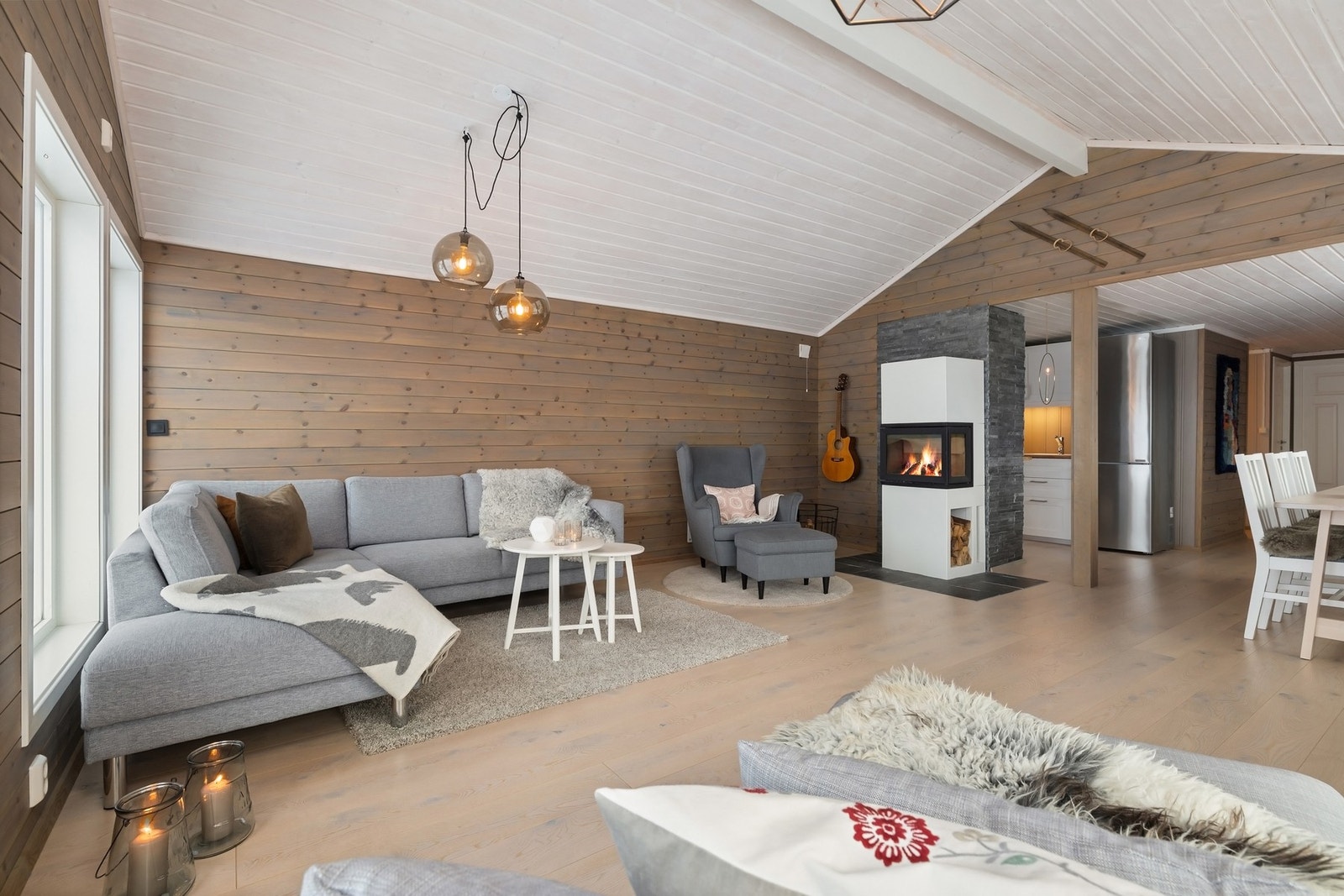 Takhøyde og vindusflater gir en luftig atmosfære. Galleribilde