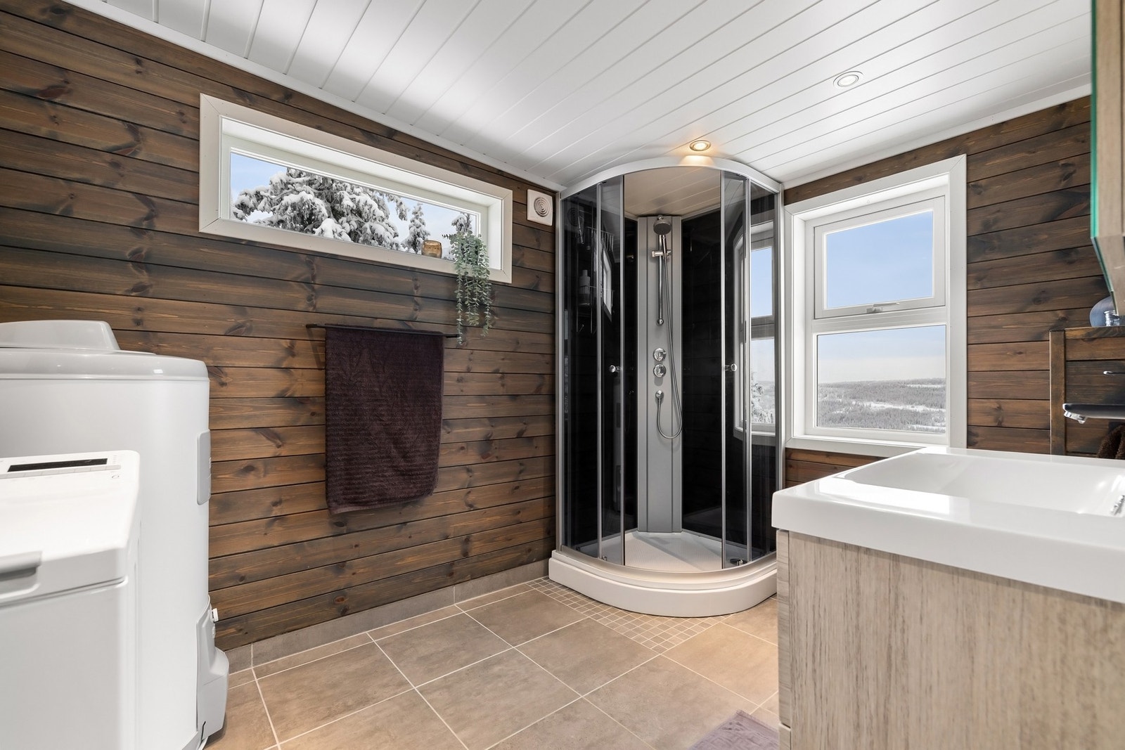 Pent bad med dusjløsning. Galleribilde